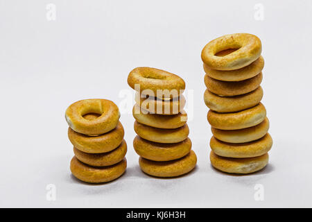 Pile di pane russo anelli isolati su sfondo chiaro. Foto Stock