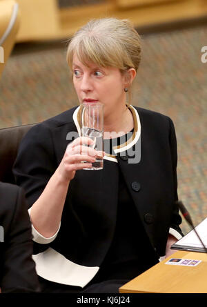 Shona Robison, segretario alla sanità del Parlamento scozzese, Edimburgo, dove ha annunciato che il prezzo unitario minimo scozzese per l'alcol potrebbe essere in vigore all'inizio di maggio 2018. Foto Stock