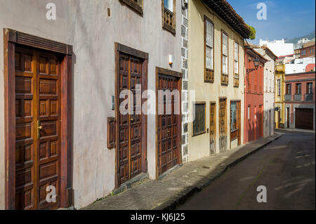 Porte in legno di tradizionali case delle Canarie, la orotava Foto Stock