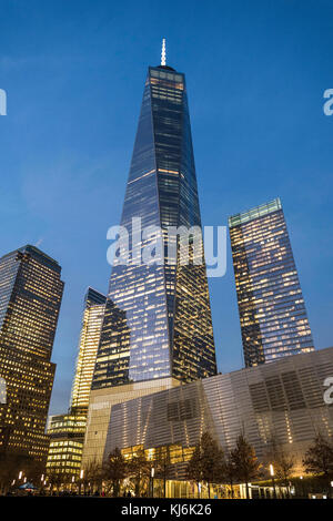 Stati Uniti d'America, New York City: la città illuminata di notte, con la nuova One World Trade Center, 1WTC, conosciuta anche come la Torre 1 o la libertà Tower, a Manhattan Foto Stock