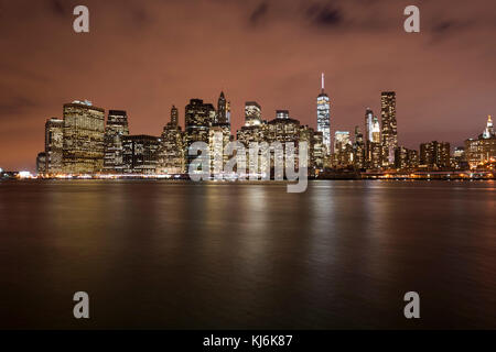 Stati Uniti d'America, New York City: Manhattan illuminata di notte visto da Brooklyn, East River Foto Stock