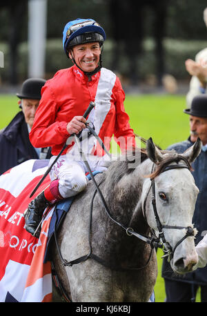 Frankie Dettori è persuasivo alla vittoria nella Queen Elizabeth II Stakes durante il QIPCO British Champions Day Race Meeting all'Ascot Racecourse con: Frankie Dettori dove: Ascot, Regno Unito quando: 21 ottobre 2017 Credit: John Rainford/WENN.com Foto Stock