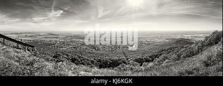 Vista panoramica della città di nitra da zobor hill, Repubblica slovacca. paesaggio stagionali. autunno foresta. turismo tema. foto in bianco e nero. Foto Stock