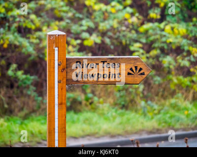 Un segno posto per il Sentiero del Fiume Tees viewpoint in south bank vicino a Middlesbrough Foto Stock