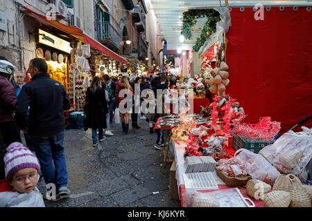 Napoli, Italia - 18 novembre 2017: le vacanze di Natale nel cuore della città. san gregorio armeno, la strada più famosa nel mondo per la vendita o Foto Stock