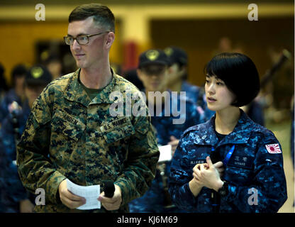 Giappone marittimo Forza di Autodifesa membro della band Yukari Miyake svolge con gli Stati Uniti Marine Cpl. Ivan Arden, un nativo di Chicago, nov. 13, 2017, durante il Giappone Forza di Autodifesa Marching Band Festival a Camp Asaka, Giappone. Il festival porta bande militari da parte degli Stati Uniti, Thailandia e Giappone per eseguire insieme e legame attraverso la musica. Miyake, da Kurashiki, è un cantante con la JMSDF Band. (U.S. Marine Corps foto di Cpl. Andrew Neumann) Foto Stock