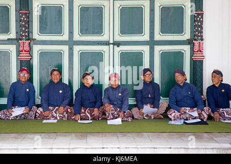 Uomini anziani nel tradizionale abito giavanese in kraton di Yogyakarta, Royal Palace complesso situato nella città di Yogyakarta, java, INDONESIA Foto Stock