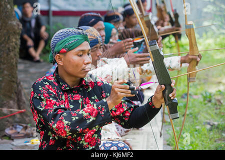 Uomini indonesiani pratica jemparingan / Giavanese tradizionale tiro con l'arco dal tiro arco e frecce nella città di Yogyakarta, java, INDONESIA Foto Stock