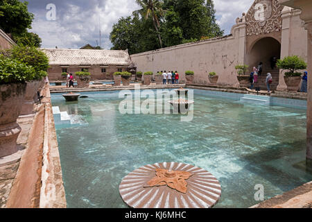 Complesso balneare presso il Taman Sari castello d'acqua, è il sito di un ex giardino reale del sultanato di Yogyakarta, java, INDONESIA Foto Stock
