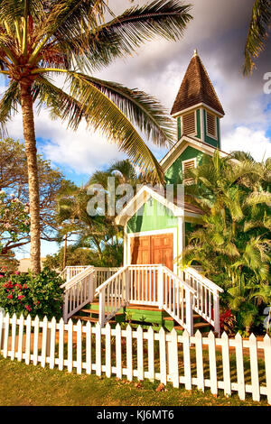 Piccola chiesa in legno in hawaii circondato da alberi di palma Foto Stock