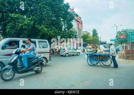 Agra, India - 19 settembre 2017: l'uomo non identificato cavalca un motociclo in traffict della città, nelle strade in India centrale in Agra, India Foto Stock