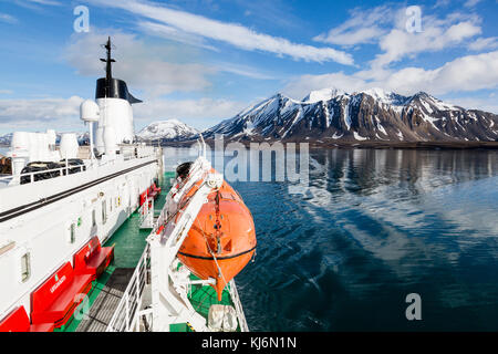 Longyearbyen, Norvegia - 28 giugno 2015: spedizione con una nave in artico delle isole Svalbard, Norvegia Foto Stock