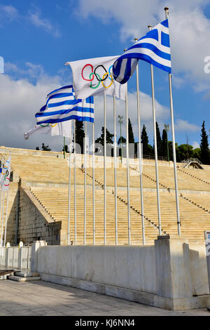 Bandiere di fronte all ingresso del Stadio Panateneico, Atene, Grecia Foto Stock