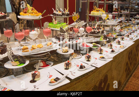 Selezione di dolci sul display in un ristorante di lusso di cibo a buffet bar Foto Stock
