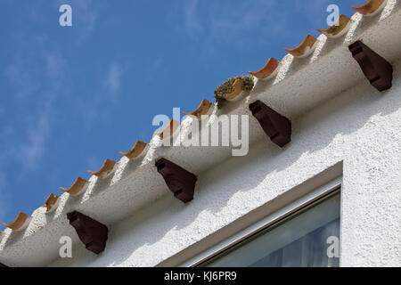 Villa spagnola tetto contro un cielo blu Foto Stock