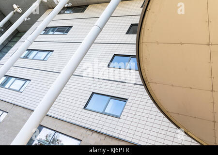 Moderna struttura architettonica alloggio educativa edificio con un rivestimento esterno in metallo e travi di supporto Foto Stock