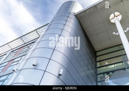 Grigio o placcatura in argento conferisce un ultra moderno e contemporaneo sente architettoniche di un edificio Foto Stock