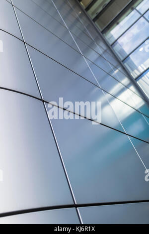 Grigio o placcatura in argento conferisce un ultra moderno e contemporaneo sente architettoniche di un edificio nel Regno Unito Foto Stock