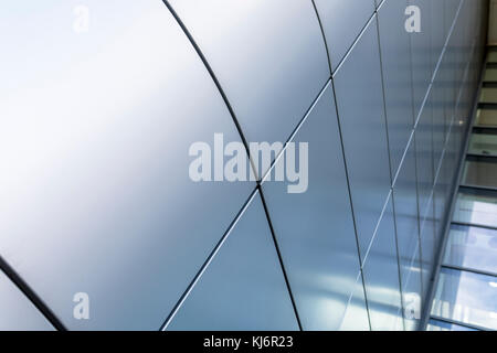 Grigio o placcatura in argento conferisce un ultra moderno e contemporaneo sente architettoniche di un edificio nel Regno Unito Foto Stock