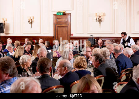 Oldie pranzo letterario 14-11-17, la Principessa Michael, Kent su un ghepardo il racconto di Donald Trelford, gridando in strada Gyles Brandreth, sul Natale Harry Foto Stock