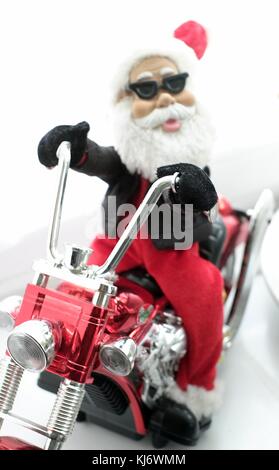 Babbo Natale su uno stile Chopper Cruiser motocicletta indossando occhiali da sole Foto Stock