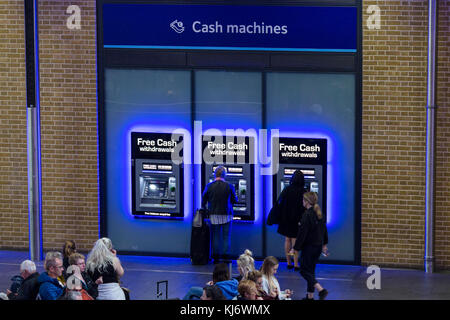 Macchine ATM stazione KingsCross London REGNO UNITO Foto Stock