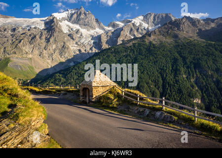 L' Oratorio di Le Chazelet al tramonto con i picchi di La Meije Rateau e e i loro ghiacciai. Parco Nazionale degli Ecrins, Le Chazelet, Hautes-Alpes, Francia Foto Stock