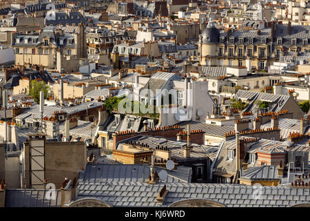 Tetti di Parigi in estate con i loro giardini sul tetto, mansarda e tetti in francese. Xvii arrondissement di Parigi, Francia Foto Stock
