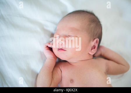 Asian neonato dormire nel letto. 1 settimana di età. Foto Stock