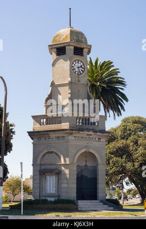 Il memorial clock tower su Gloucester road Taradale Napier, Nuova Zelanda onorando neozelandesi che hanno servito nella guerra mondiale 1 Foto Stock