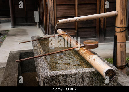 Tradizionale Giapponese del bacino idrico del tempio giapponese Foto Stock