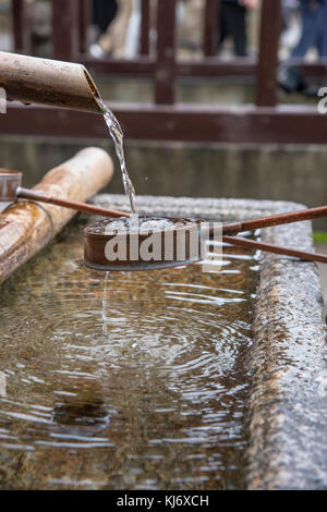 Tradizionale Giapponese del bacino idrico del tempio giapponese Foto Stock
