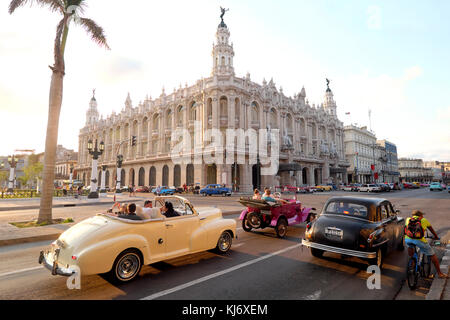 Auto americane di fronte al Gran Teatro de La Habana Alicia Alonso Theatre, Paseo del Prado Street, Havana, Cuba Foto Stock