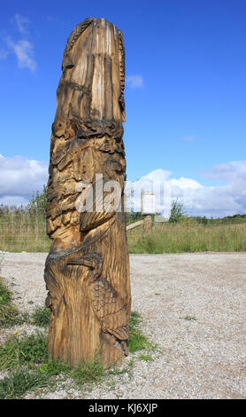 In legno intagliato del Totem Pole raffiguranti uccelli e animali selvatici - per commemorare il sessantesimo anniversario della RSPB Fairburn Ings riserva Foto Stock