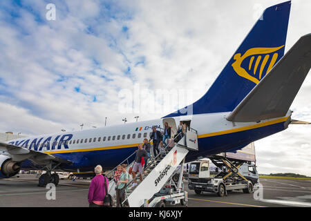 Volo Ryanair arrivando all'Aeroporto Internazionale di Newcastle, England, Regno Unito Foto Stock