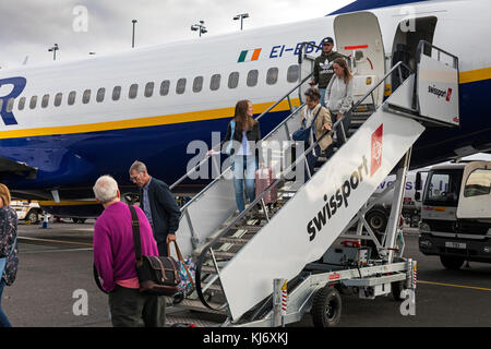 Volo Ryanair arrivando all'Aeroporto Internazionale di Newcastle, England, Regno Unito Foto Stock