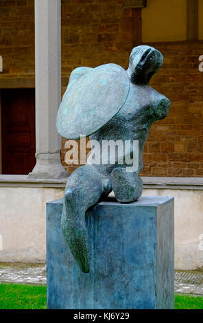 Henry Moore scultura in bronzo del guerriero con scudo, chiesa di santa croce chiostri, Firenze, Italia Foto Stock