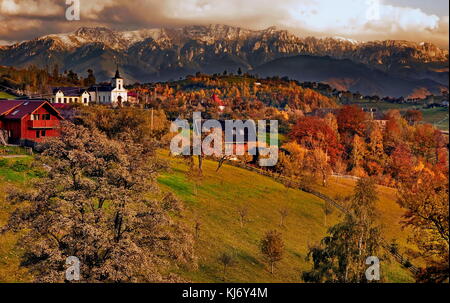 Magura villaggio, Piatra Craiului national park, autunno brasov, Romania centro del paesaggio Foto Stock