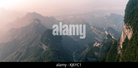 Visualizza in basso dalla montagna tianmen in zhangjiajie, nella provincia del Hunan, Cina Foto Stock