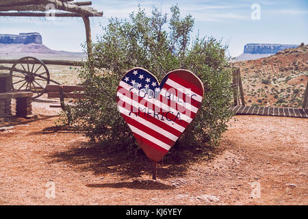 A heart-shaped segno che rappresenta la bandiera americana con l'iscrizione "God Bless America", Monument Valley, Utah, Stati Uniti d'America. Foto Stock