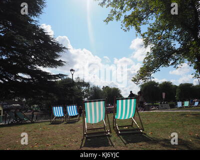 Colorate sedie a sdraio sul thebans del fiume Avon a Stratford Upon Avon Inghilterra REGNO UNITO Foto Stock