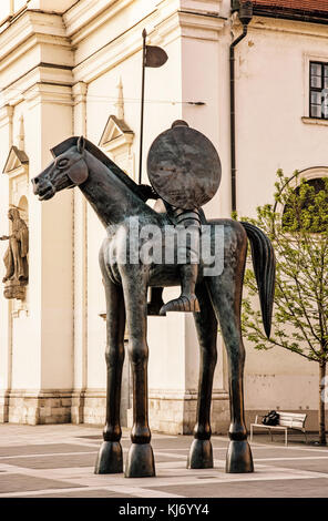 Statua equestre di margravio jobst di Lussemburgo, Brno, Moravia Repubblica Ceca. artistico oggetto simbolico. giallo filtro foto. Foto Stock