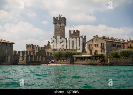 Castello scaligero dal Lago di Garda Foto Stock