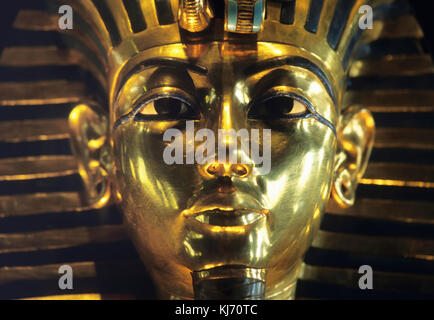 Golden Death Mask di Tutankhamen, noto anche come re Tut, situato al Museo Egizio, il Cairo, Egitto Foto Stock