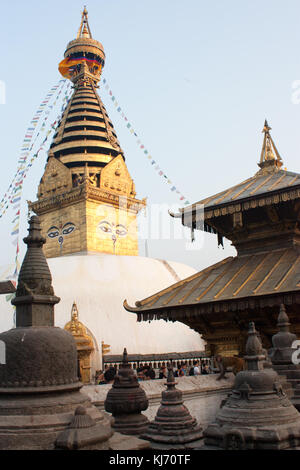 Swayambhunath (o tempio delle scimmie), è un antica architettura religiosa sulla cima di una collina nella valle di Kathmandu. Nepal. Foto Stock