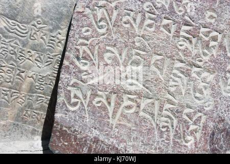 Close up di preghiera pietre lungo il circuito di Annapurna nella zona di manang, Nepal. Foto Stock
