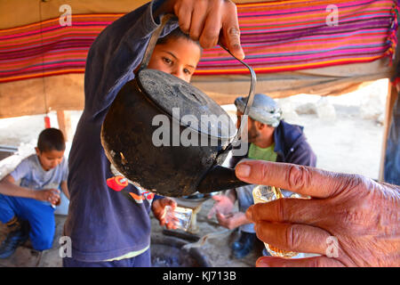 Bedouin tea time Foto Stock