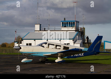 Aeromobili leggeri nella parte anteriore della torre di controllo.Wolverhampton Halfpenny Green Airport. Staffordshire. In Inghilterra. Regno Unito Foto Stock