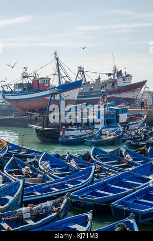 Essaouira, Marocco - 15 Settembre 2013: in legno di colore blu barche da pesca ancorate nel porto storico di città medievale Essaouira Foto Stock