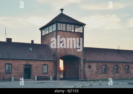 Oswiecim, Polonia - 29 luglio 2017: il cancello principale al campo di concentramento di Auschwitz Birkenau in Oświęcim, Polonia. Foto Stock